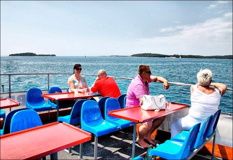 Pula: Harbor Cruise with unlimited Drinks - Following Pula’s military shoreline
