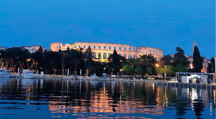 Pula: Harbor Cruise with unlimited Drinks - Punta Christo and the open-water view