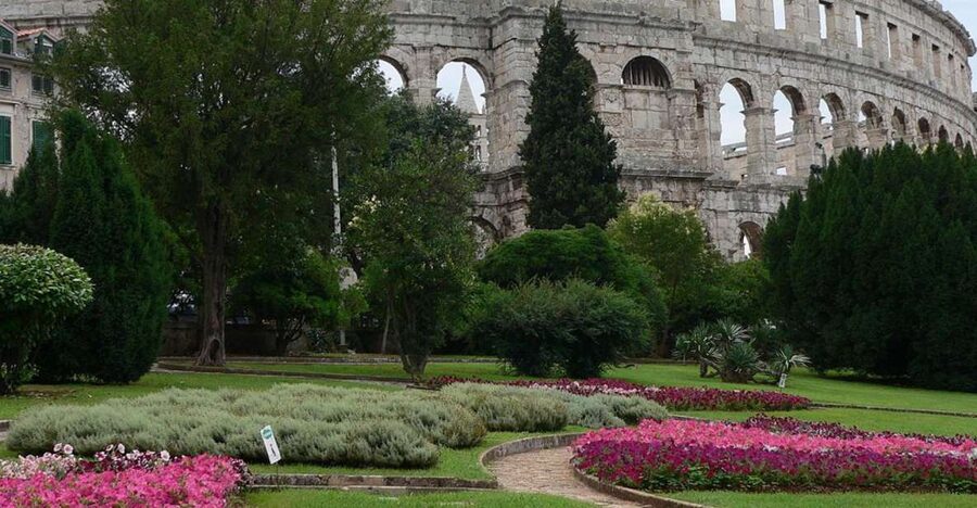 Pula: Historic Walking Tour with Local Guide & City Views - The farmers market and Istrian food