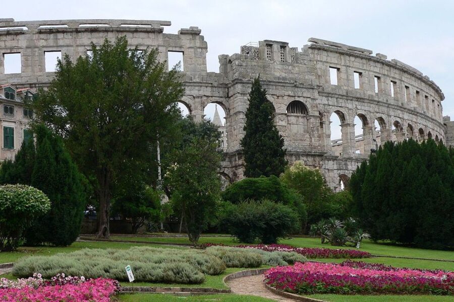 Pula: Historic Walking Tour with Local Guide & City Views - What the 1.5-hour length means