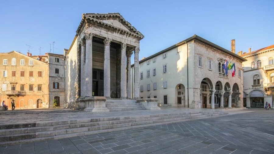 Pula: Historic Walking Tour with Local Guide & City Views - Three Roman gates in the old streets