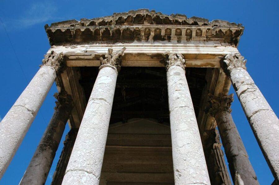 Pula: Old Town Walking Tour for Foodies with Dinner and Wine - What the five food stops add to the evening