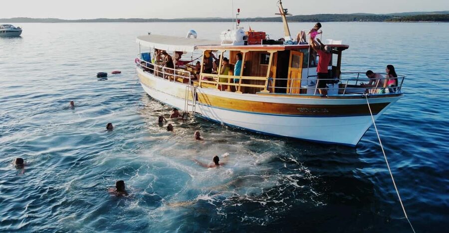 Rovinj half-day cruise: swim stops, drinks & brunch included - Boarding at Villas Rubin