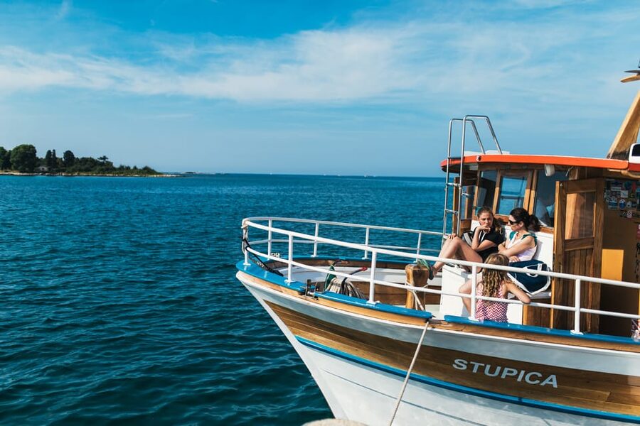 Rovinj: Sunset Cruise with Swim Stop, Drinks, and Fruits - Drinks, fruit, and the family atmosphere