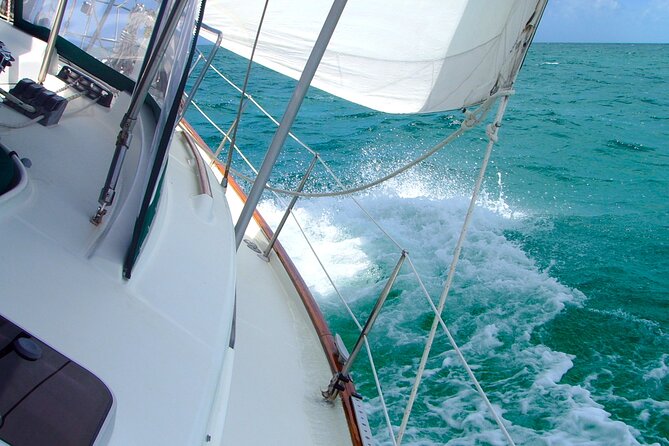 Sailboat tour to the islands - Swimming and snorkeling in a sheltered bay