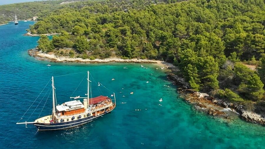 Split: All inclusive Brač & Šolta Island Swimming Cruise - Lunch arrives during the cruise to Šolta