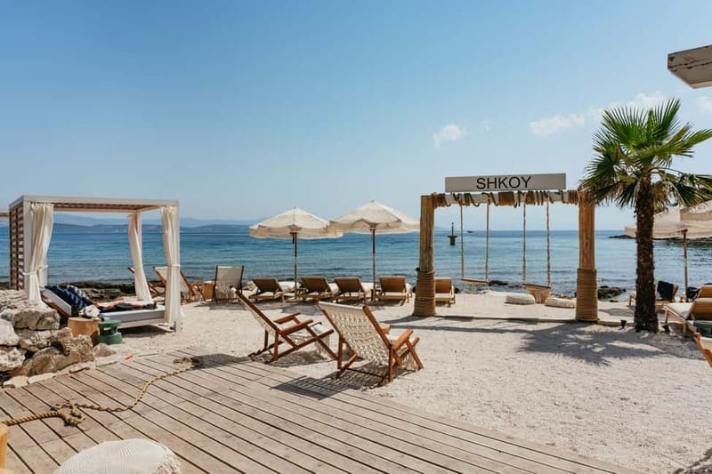 Split: Blue Lagoon & 3 Islands Speedboat Tour - Trogir: one hour in a stone maze