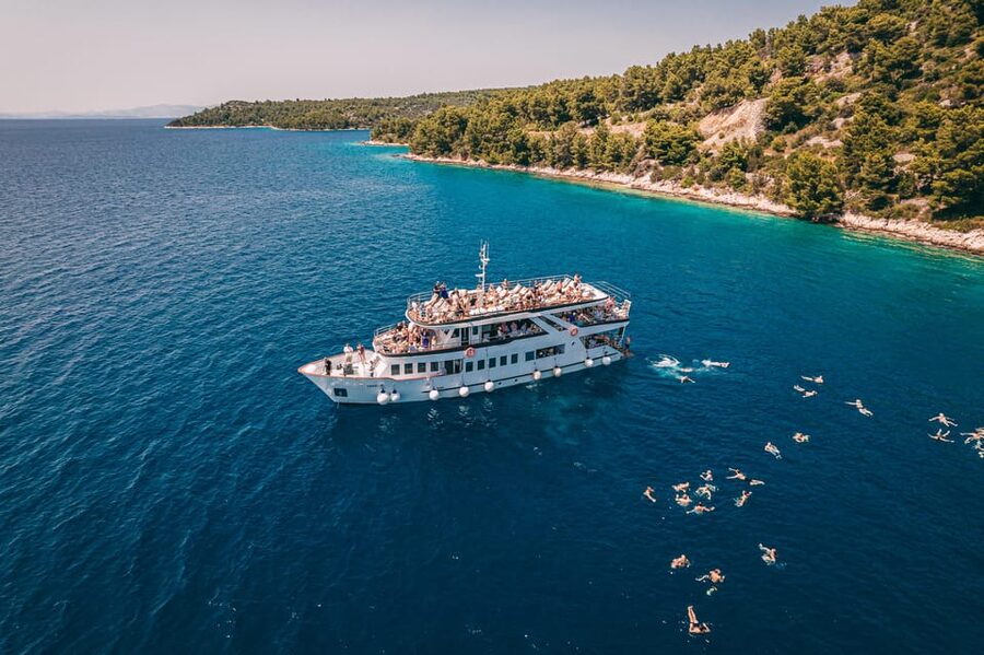 Split: Blue Lagoon, Shipwreck and Šolta with Food and Drinks - Yacht Tamaris gives you room to settle in
