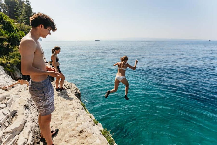 Split: Cliff Jumping & Deep Water Solo Tour - Climbing above the sea near Kasjuni Beach
