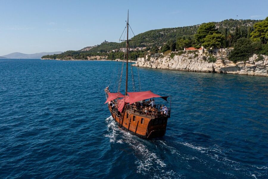 Split: Cruise on Columbo's Pirate Ship "Santa Maria" - Service and the captain’s role