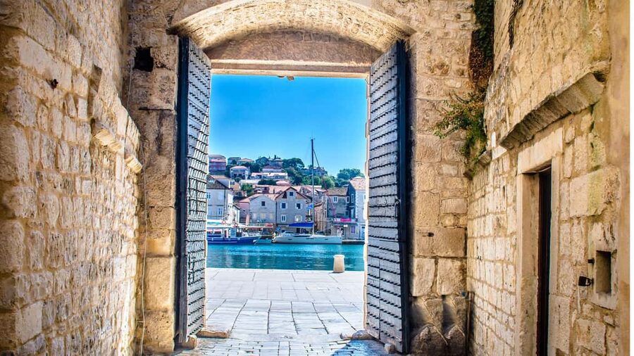 Split: Half-Day Blue Lagoon, Shipwreck, and Trogir Boat Tour - FAQ