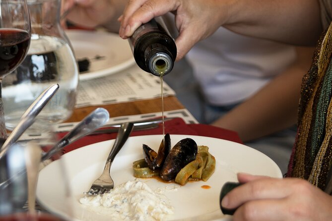 Split History and Gastro Small-Group Tour with Food and Drinks - How much food and wine do you receive?