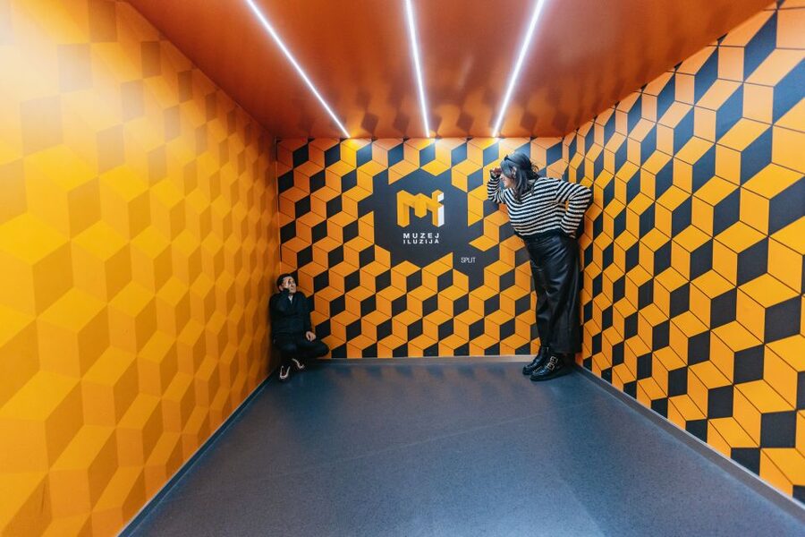 Split: Museum of Illusions Entrance Ticket - The Mirror Maze and the Problem of Too Many Reflections