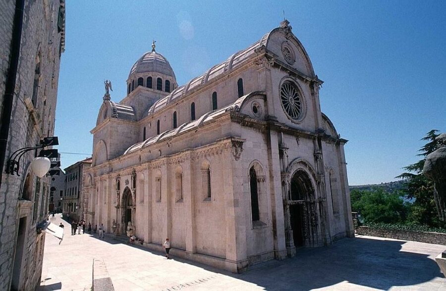 Split or Trogir: Krka Waterfalls & Wine and Food tasting - A flexible visit instead of a rigid walking tour