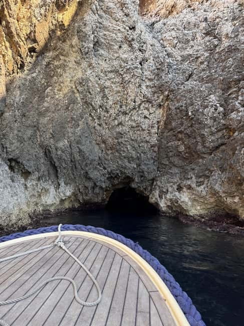 Split/Podstrana: Blue Cave, Hvar & 6 Islands Speedboat Trip - Coffee and narrow lanes in Komiža