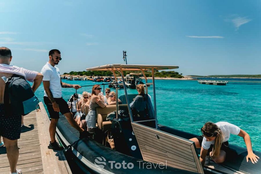 Split/Podstrana: Blue Cave, Hvar & 6 Islands Speedboat Trip - Bunkers, limestone caves and Stiniva Cove