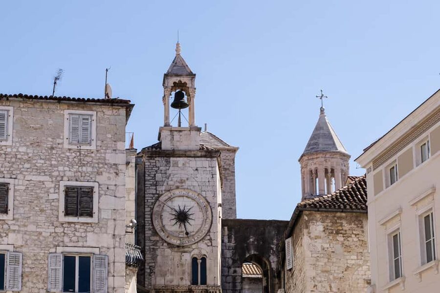 Split: Private Walking Tour for Families with kids (5-17y) - Clues, puzzles, and the right amount of competition