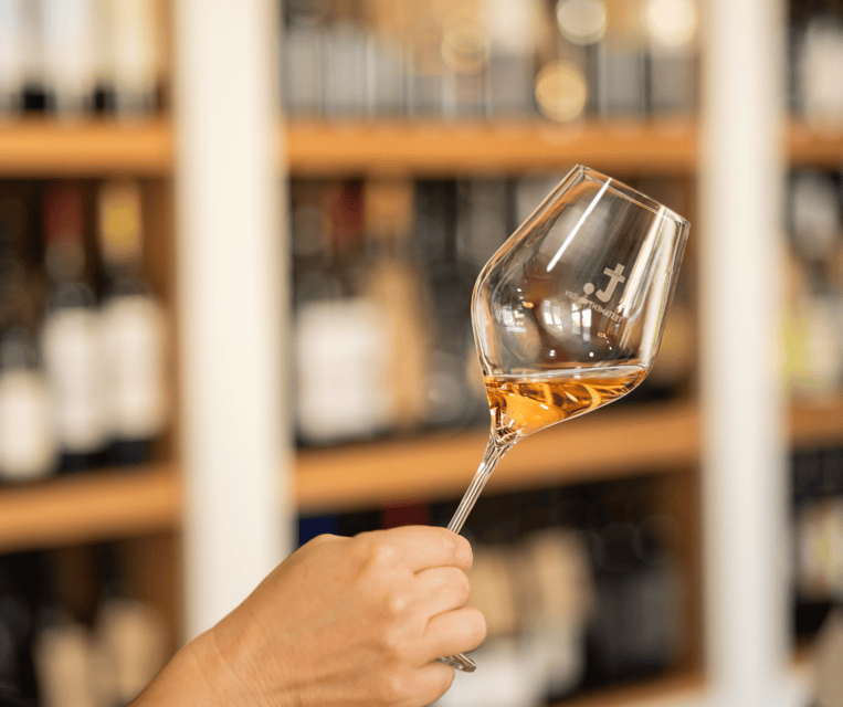 Split&Sip: Educational wine tasting - Hosts who keep the tone friendly and clear
