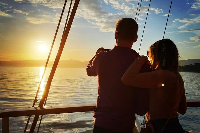 Split Sunset Cruise With Live Music - Open bar, but no dinner