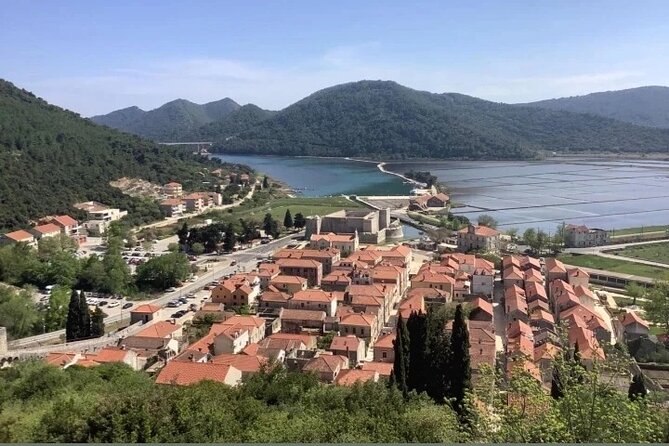 Ston Tour: City Walls, Saltworks, Wine & Adriatic Seafood - Choosing between an oyster boat and a long seafood lunch