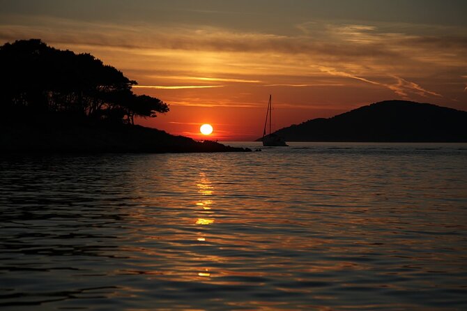 Sunset Sailing Tour on the Pakleni Islands - Catching the sunset from the water