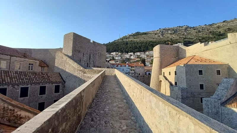 Sunset Wall Walk: 75-Minute Guided Tour & Free Exploration - The Stops That Give the Walls Meaning