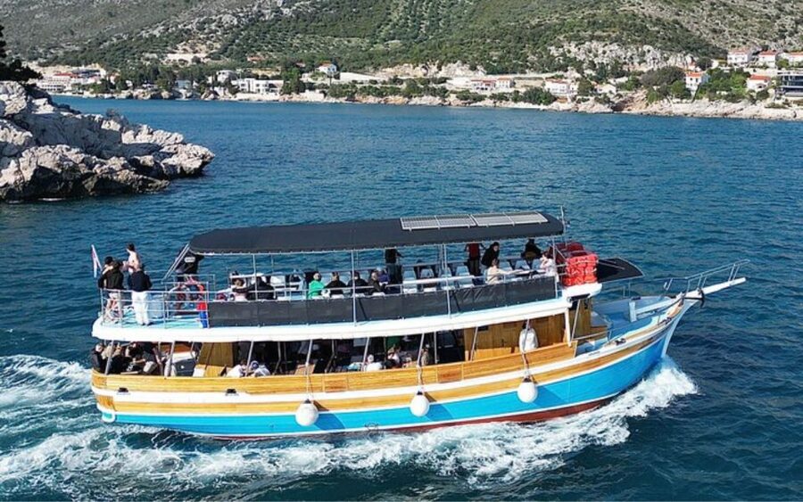 Three Island Boat Tour With Lunch - Sipan for one hour of quieter island time