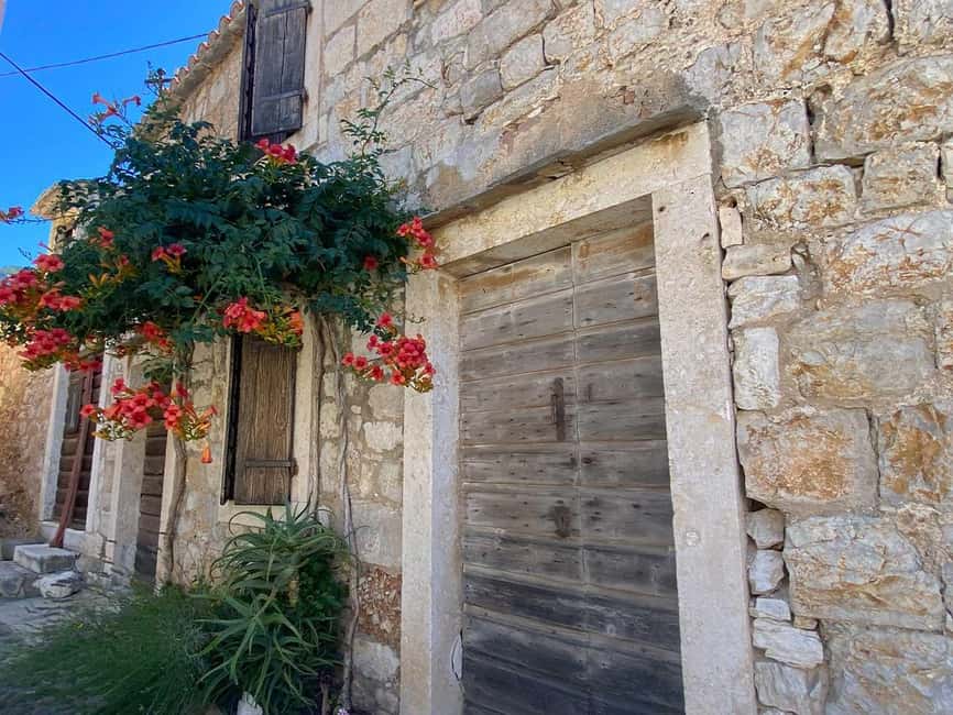 Trogir: Blue Lagoon, Maslinica, and Solinska Bay Boat Tour - Maslinica: stone lanes and a castle stop