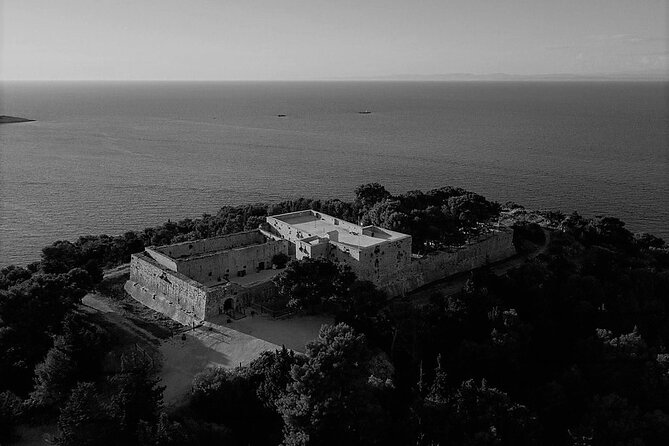 Vis Military Tour - A small group helps the history land