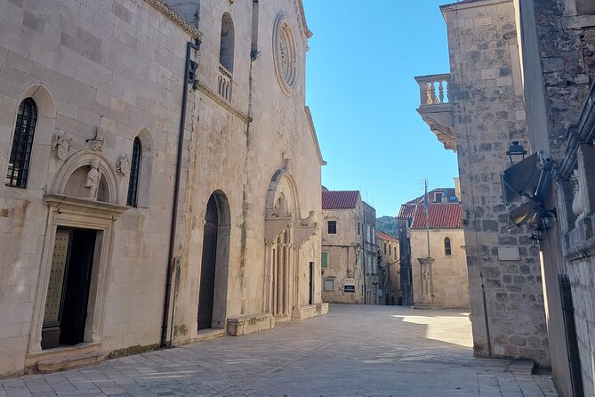 Walking Tour in old town Korcula 1 Hour - St. Mark’s Square and the cathedral