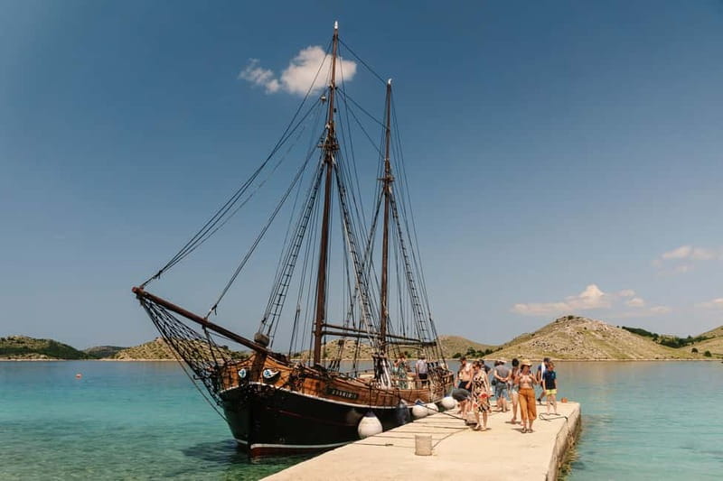 Zadar: Boat Tour with Unlimited Wine & 3 Stops - A traditional boat instead of a standard excursion vessel