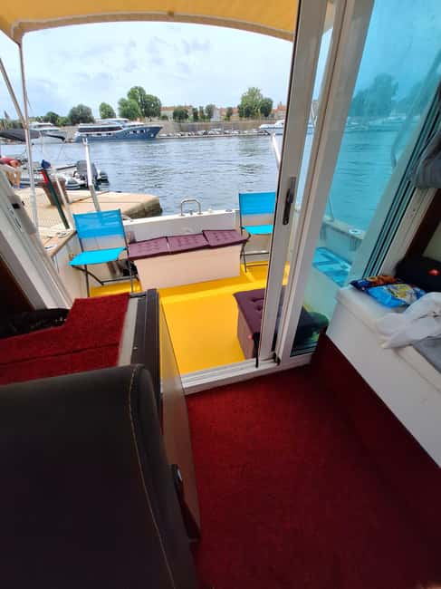 Zadar: Islands & Lagoons Tour with Drinks and ECO fruits... - Preko: the town stop with time to wander