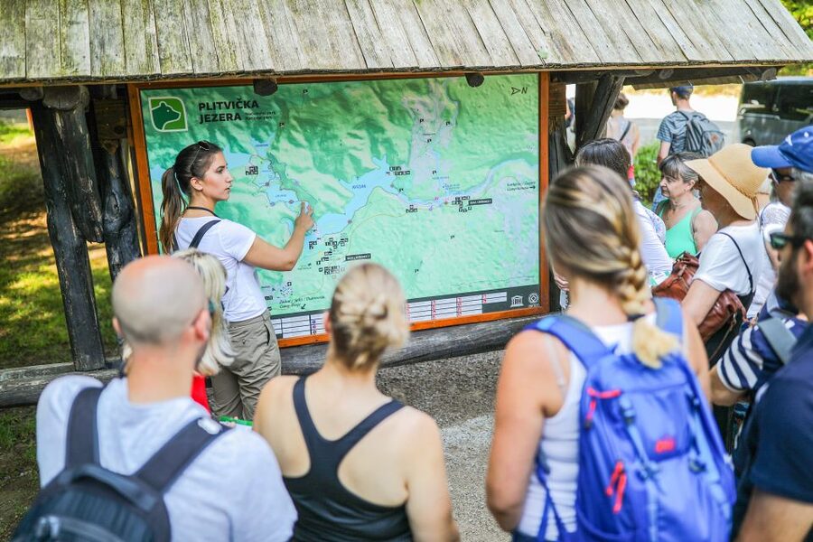 Zadar: Plitvice Lakes Full-Day Guided Tour with a Boat Ride - The Lower Lakes and the best viewpoints
