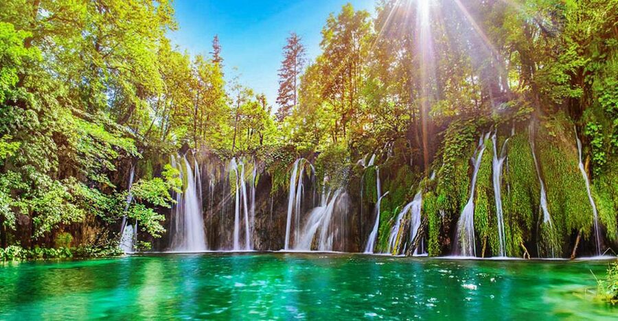 Zadar: Plitvice Lakes with Boat Ride and Zadar Old Town Tour - Walking through the upper and lower lakes