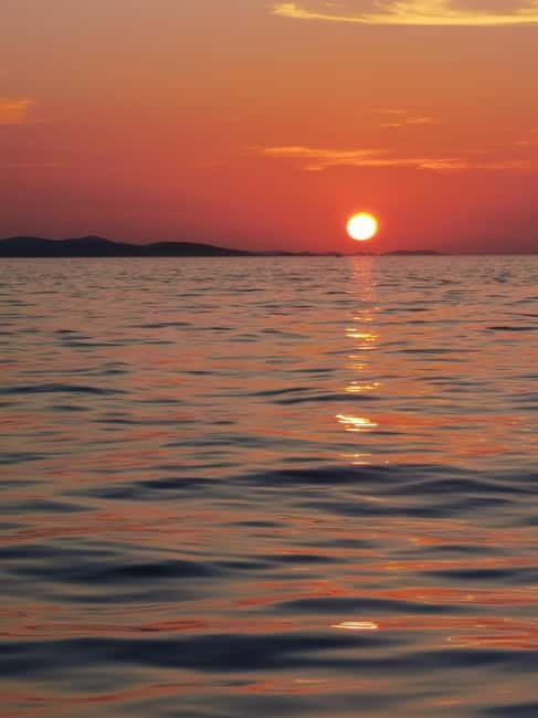 Zadar: Sunset boat tour with champagne - Cruising past the Sea Organ during golden hour