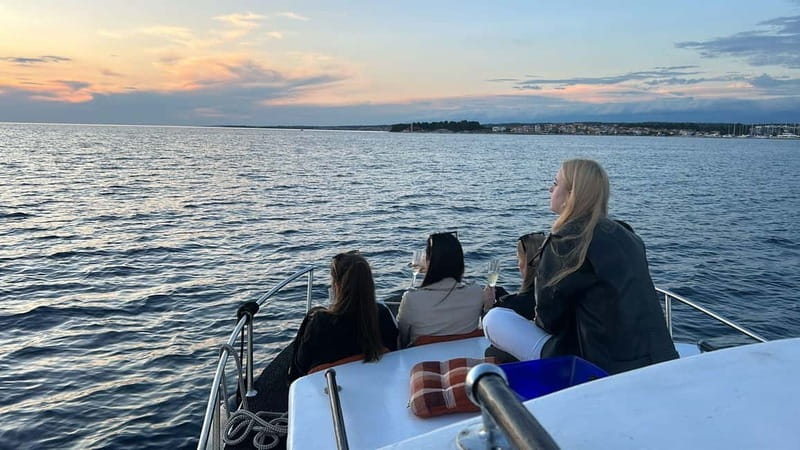 Zadar: Sunset boat tour with champagne - Champagne, music, and the onboard mood