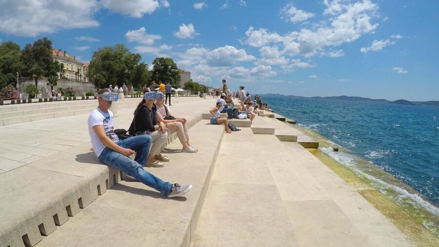 Zadar: Virtual Reality Guided History Walking Tour - How the headset works in practice