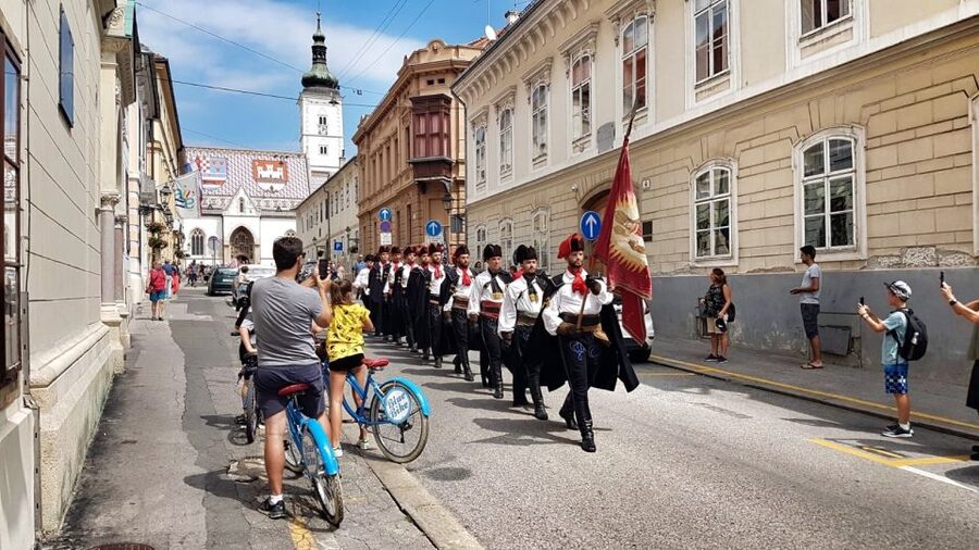 Zagreb: 2.5-Hour Highlights Bike Tour - Pace, fitness, and family suitability